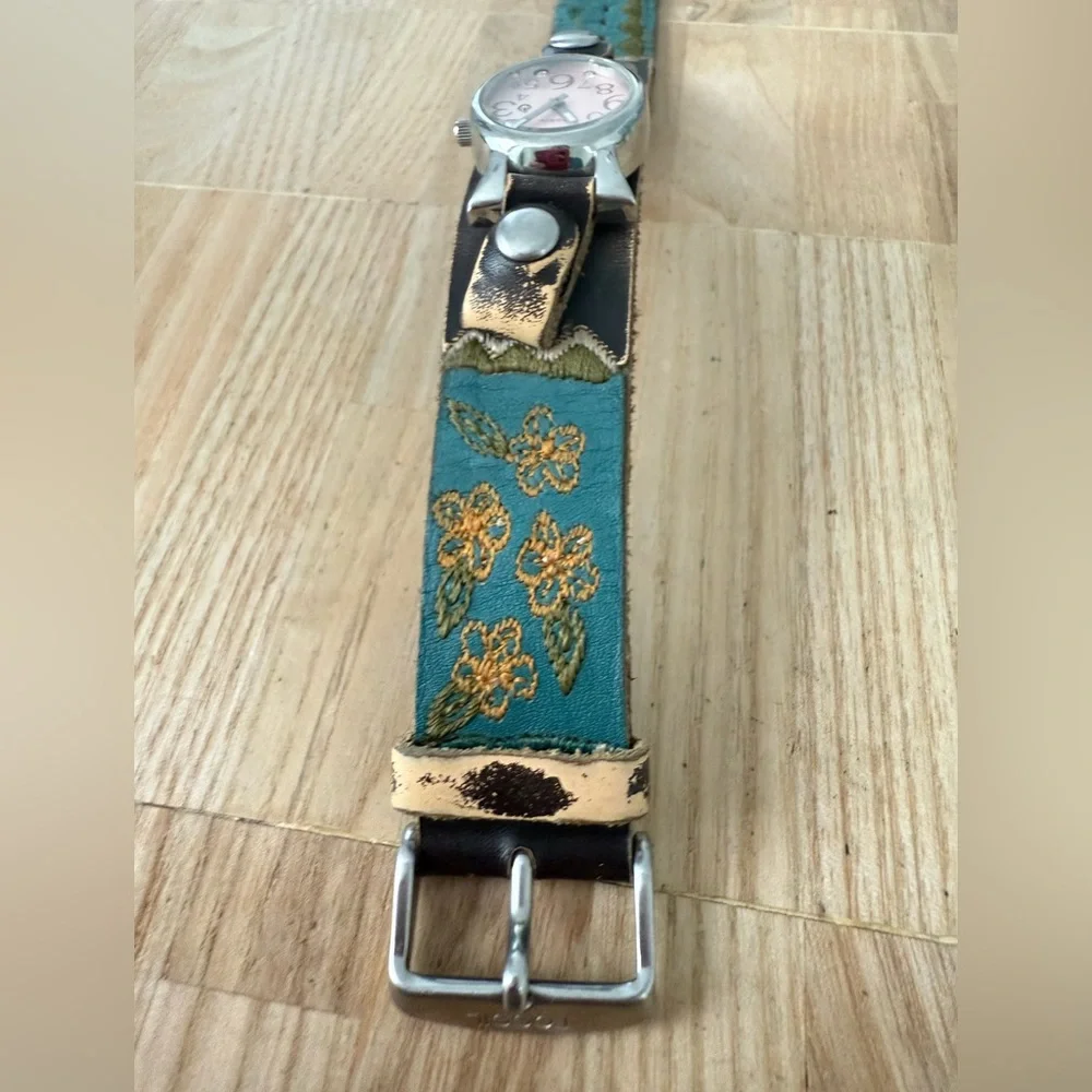 Vintage Fossil ladies wide distressed leather strap NEW BATTERY